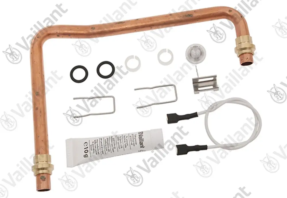 Vaillant Rohr aus Kupfer mit verschiedenen Anbauteilen, einschließlich Dichtungen, Befestigungen und einem Paket mit Wärmeleitpaste.